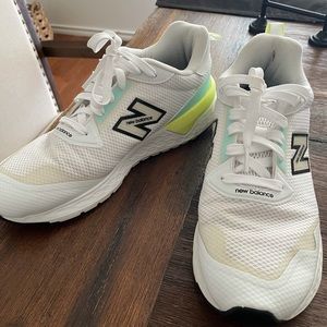 New balance tennis shoes
